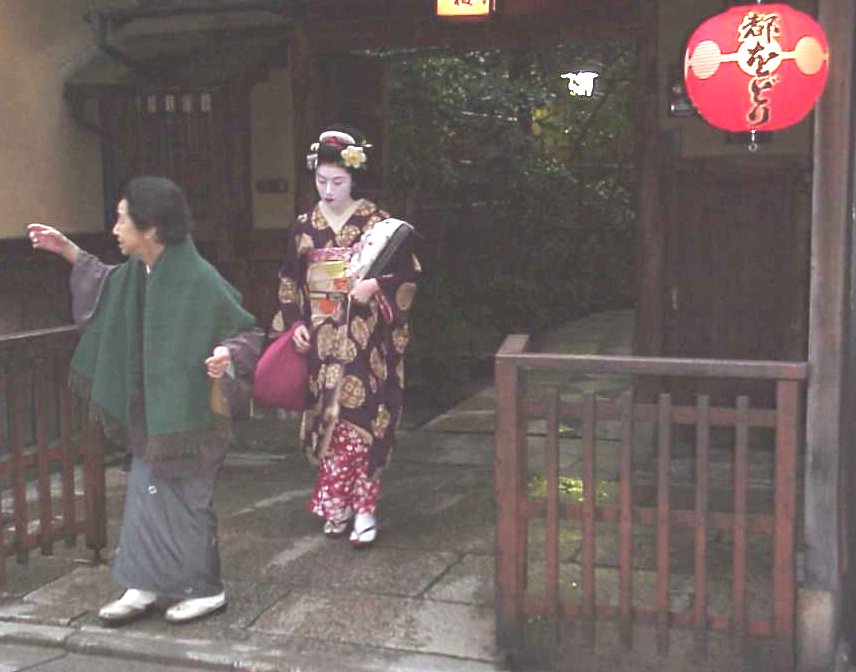 Geisha in Kyoto auf dem Weg zur Arbeit