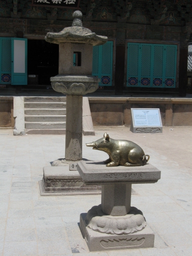 Bulguksa Tempel Korea Kasuga Steinlaterne mit Glücksschwein