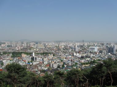Blick auf Suwonstadt von Festung  in Suwon Südkorea